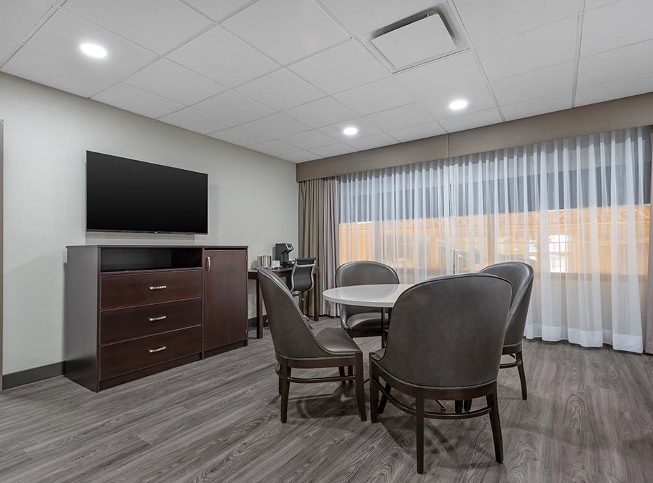  Deluxe Family Suite Pool View 